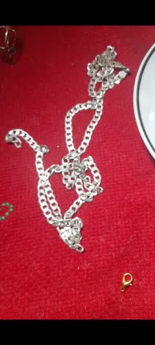 Cordão de prata 130 ta com o fecho quebrado 110 pra ir logo