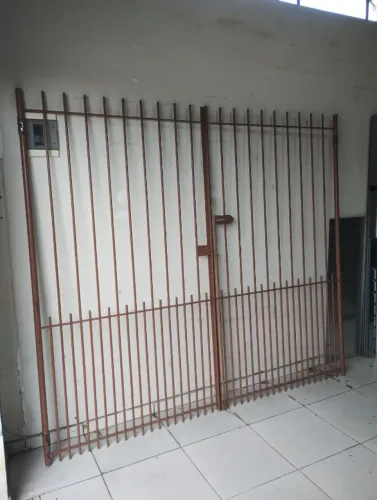 Portão De Garagem Em Ótimo Estado