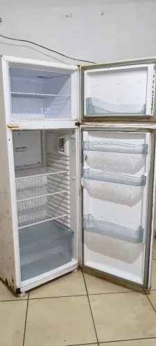 Geladeira consulta duas portas , precisa apenas de uma pintura ou envelopamento 