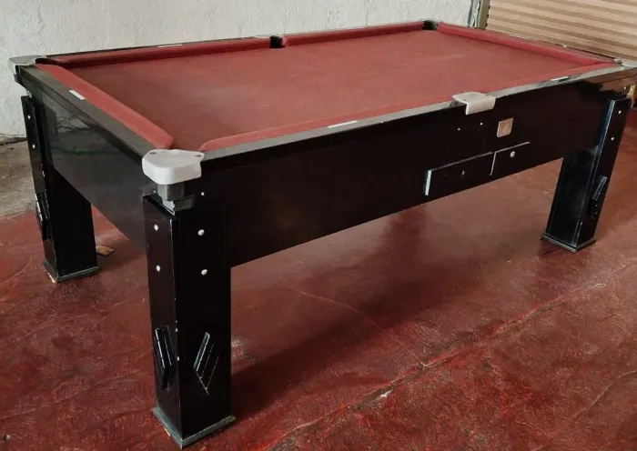 Vendo mesa de bilhar com ficha , ideal para seu comércio ou laser .