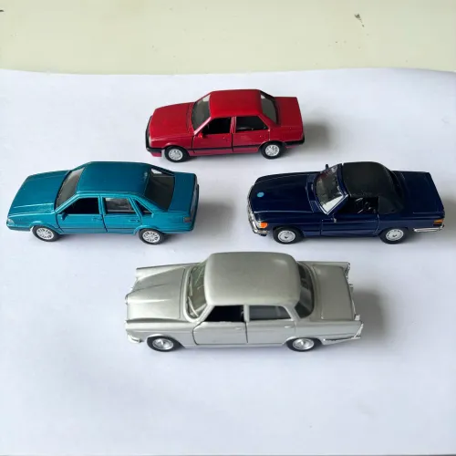 Lote com 4 Miniaturas de Carros Clássicos - Colecionáveis