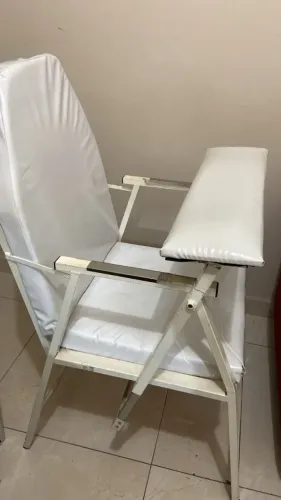 Três Poltronas de Coleta Laboratorial