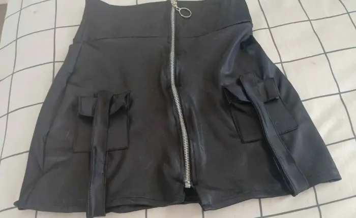 Saia Cargo Preta Couro Sintético P/M