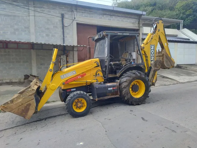Retroescavadeira Random 4x4 2015