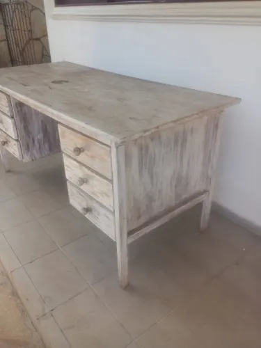 Dois Móveis: Mesa com gavetas e Gaveteiro.