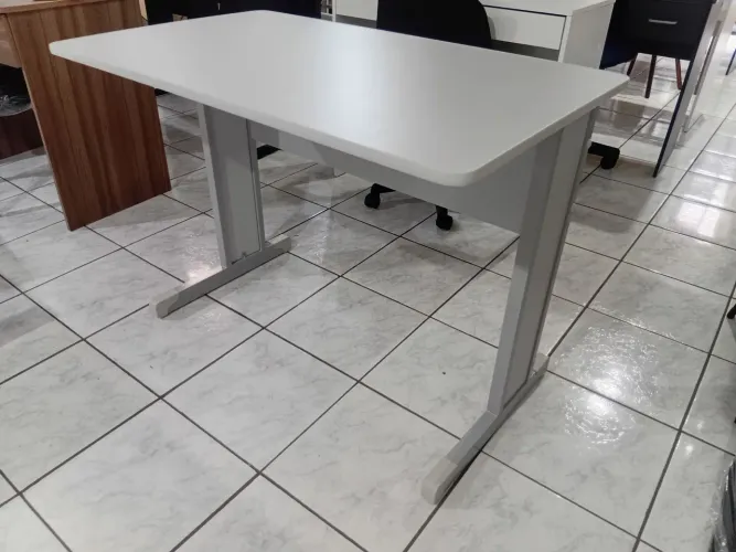 Mesa cinza para escritório