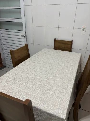 Mesa com 4 cadeira