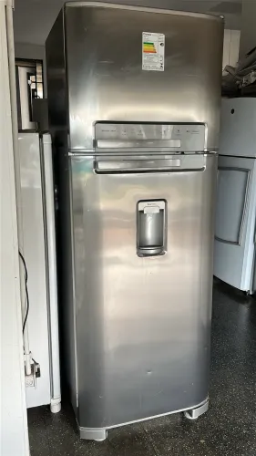 Geladeira Electrolux inox frost free com dispenser de Agua