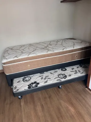 Cama de solteiro com cama auxiliar