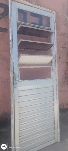 porta de aluminiun 80 por 1met 90 com fechadura boa