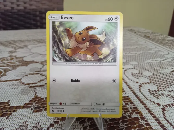 Carta Pokémon tcg Eevee 49/68 em estado NM de 2019