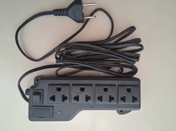 Protetor contra Sobrecarga Surtos e Adaptador de 3 para 2 pinos marca Force Line