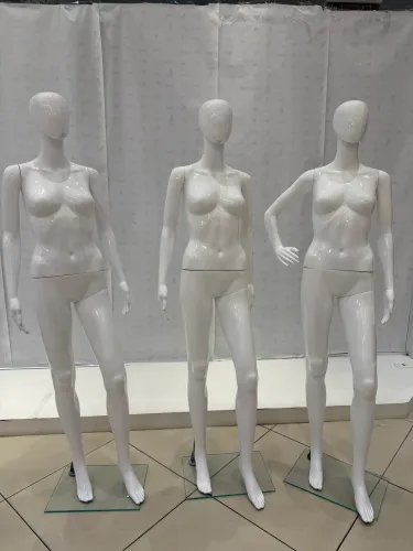Manequim feminino em polietileno 