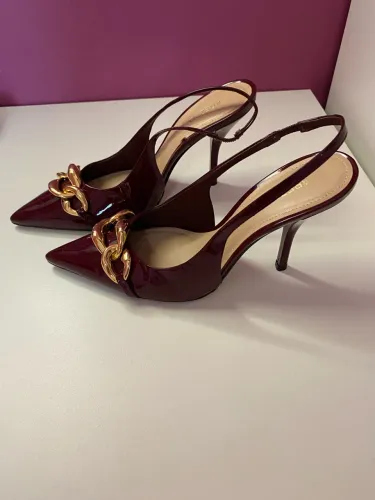 sapato salto alto arezzo modelo slingback vinho com corrente dourada tamanho 38