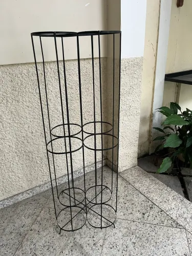 Suporte de chão para vaso de plantas.