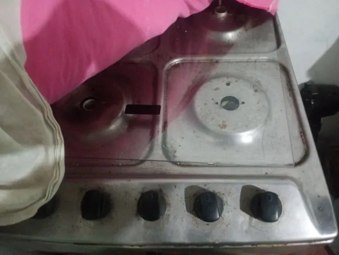 Ele está precisando de lava ou forno e ótimo e ainda acende no elétrico e 2 bocas no eletr