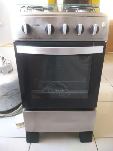 Fogão de quatro bocas marca Itatiaia