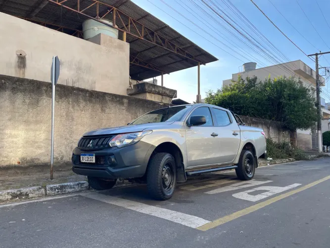 Mitsubishi L200 Triton Sport GLX 2.4 CD Diesel Mec. 2020