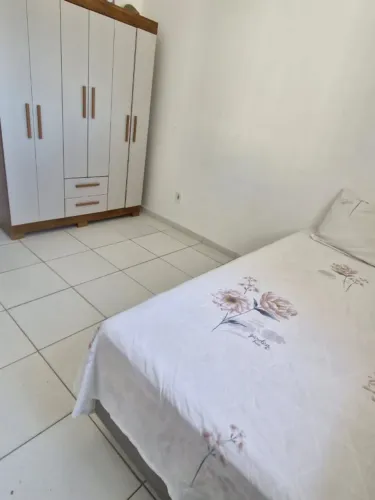 ALUGA-SE QUARTO MOBILIADO - PARA MULHERES