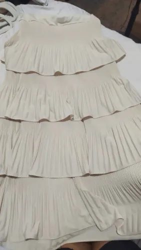 Roupas usadas e outras que nunca foram usadas