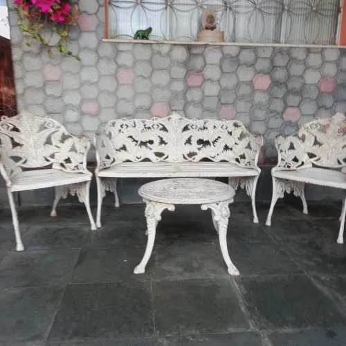 Conjunto de mesa e cadeiras de ferro fundido.