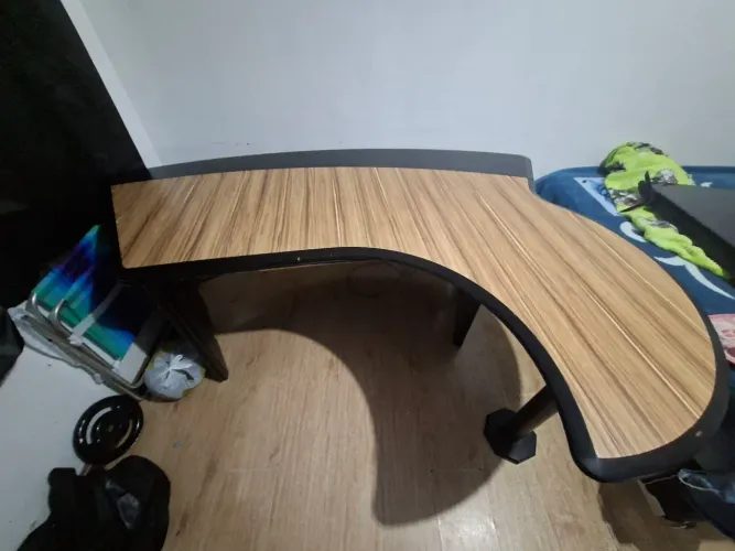 Mesa de Escritório Ergonômica Curva / Mesa Gamer Espaçosa - Ótimo Estado
