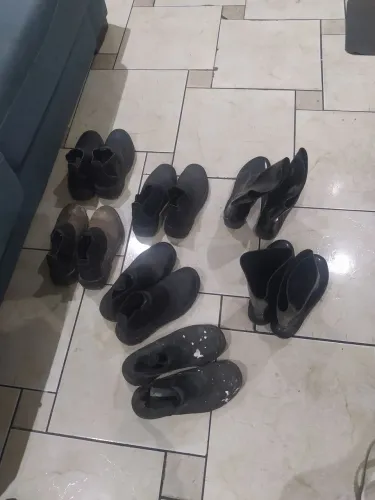 Botas de segurança semi novas +2 galochas + 10 pares de perneiras.