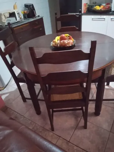 Mesa extensiva com cadeiras maciça