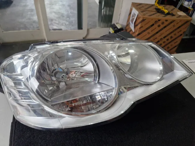 Farol principal Volkswagen Golf 2007 a 2014 Cromado Direito 