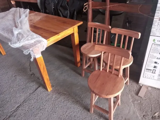 Banco com recosto de madeira maciça