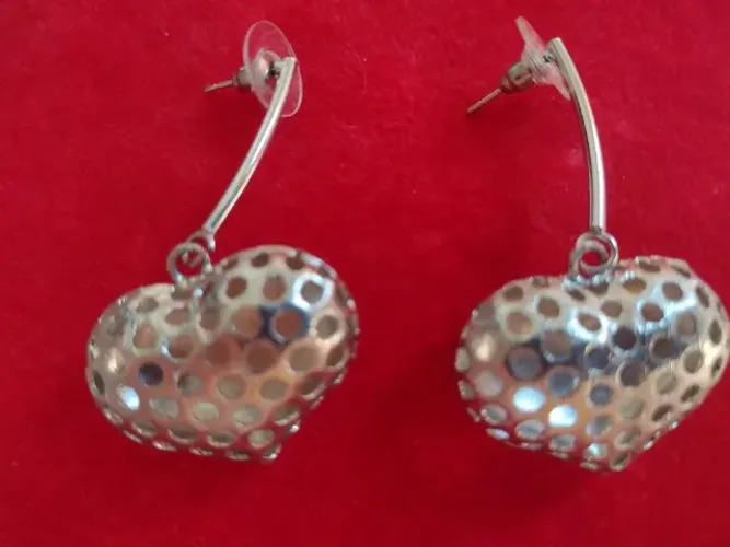 brinco coração balão grande, prateado, a parte de trás é metal chapado estilizado,