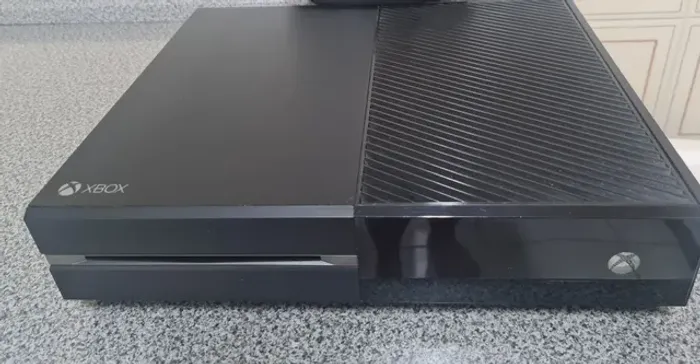 <br>Xbox one  1TB + 1 controle - super conservado