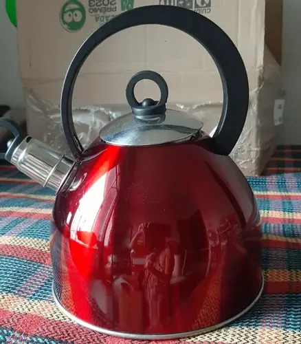 Chaleira inox vermelha com apito