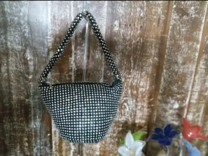 BOLSA DE MÃO, CRAVEJADA DE CRISTAIS, MARCA LUZ DA LUA.