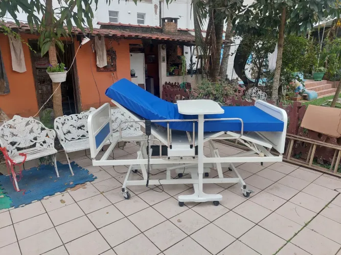 Cama hospitalar eletrônica altura regulável. 