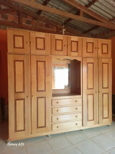 Vendo um guarda roupa de casal em madeira 