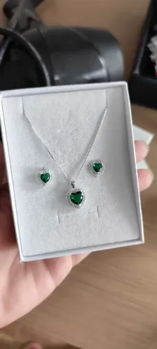Conjunto de Colar e Brincos de Coração com pedra de várias cores ?