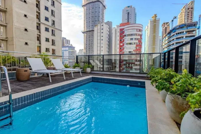 Apartamento com piscina à venda no Ed. Argos em Balneário Camboriú