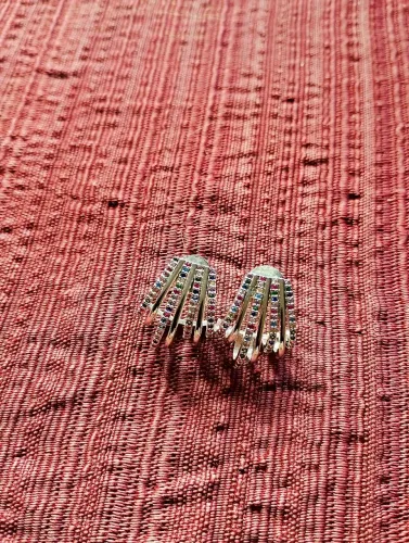 Brincos com pedras coloridas