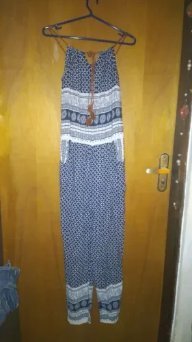 Macacão estampado azul e branco