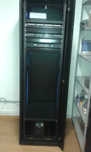 Rack Hepso - Padrao Piso 44u X 570mm Preto C/porta Acrilico.