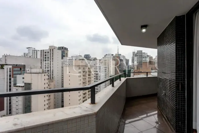 Oportunidade Para quem topa uma reforma e aposta na valorização! Apartamento espaçoso e be