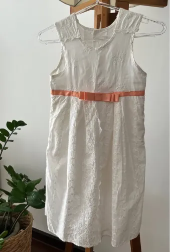 Vestido branco infantil com detalhe em fita