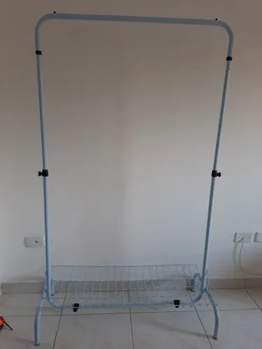 Arara de Roupa de Metal com Prateleira