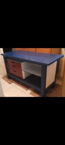 Bancada de trabalho/balcão com gavetas e prateleiras