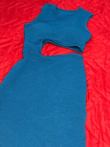 Vestido azul com recorte