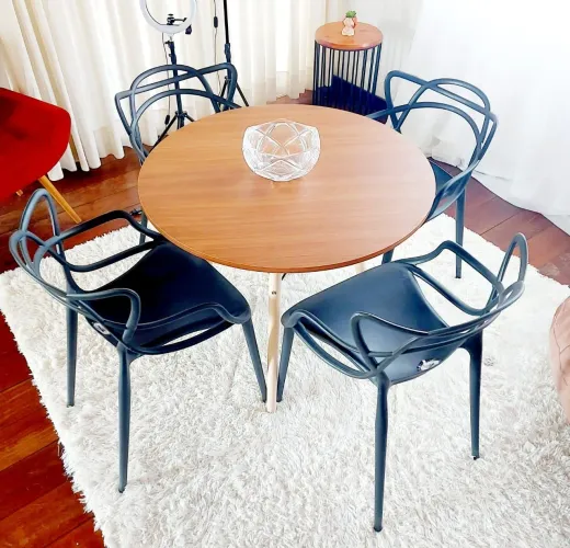 Mesa eiffel 90cm + 4 cadeiras alegra inteira polipropileno! R$599,00