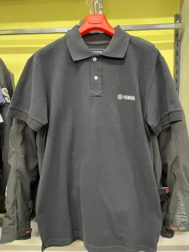 uma camiseta polo masculina preta Authentic Cuts Fan da Yamaha