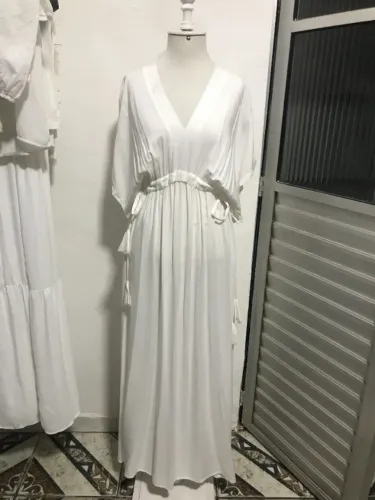 Vestido Kaftan Longo Branco com Decote V e Mangas Morcego