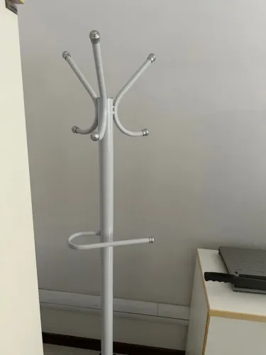 Cabideiro de chão moderno branco de metal 